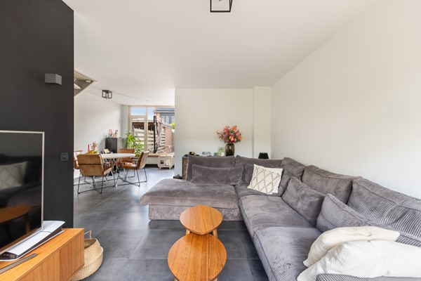 Foto - Verkocht onder voorbehoud: Instapklare tussenwoning op een rustige, autoluwe locatie!